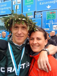 2010: Lucerne Marathon, Griechisch Krone vom Botschafter erhalten...
